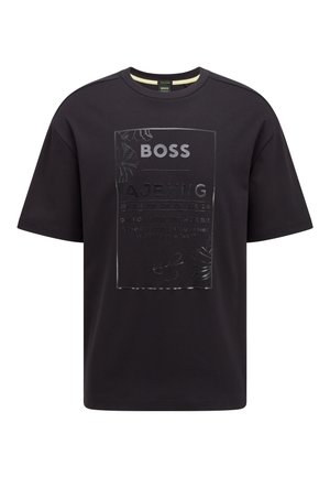 Schwarzes T-Shirt mit kurzen Ärmeln und Rundhalsausschnitt, vorne mit großem glänzendem Aufdruck mit dem Wort BOSS und einem motivierenden Zitat.