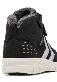 Sort høj-top sneakers med en blød grå foring, mesh-paneler, perforerede detaljer og en hvid gummisål med slidbane.