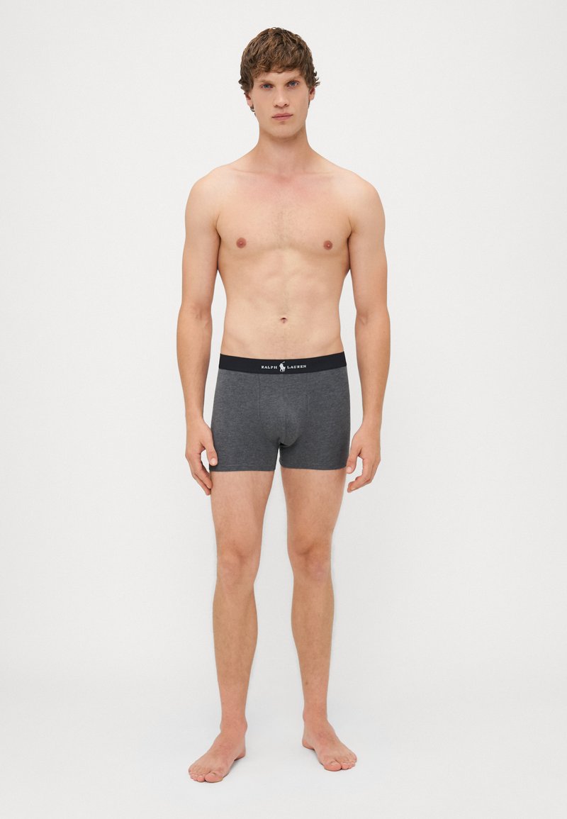 Grijze katoenen boxershorts met een contrasterende zwarte tailleband met het merkelogo, een aansluitend ontwerp en een gladde textuur.