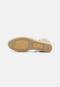 Espadrilles apavi ar jūtu un gumijas zoli, bēšā krāsā, ar strukturētu virsmu, plakanām papēžiem un iegrieztu logo detaļu. Izmērs 37.