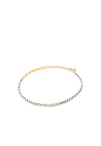 Pulsera en tonos dorado y plateado con eslabones rectangulares alternos, con un acabado suave y un cierre de langosta para un ajuste seguro.