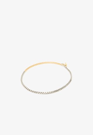 Guld- og sølvfarvet armbånd med skiftevis rektangulære led, der har en glat finish og en krabbe-lås til sikker lukning.