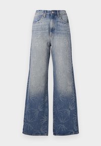 Široke traperice u svijetloplavom denimu s uzorcima srebrnih eksplozija zvijezda. Visok struk s kopčanjem na dugme i klasičnim dizajnom s pet džepova.