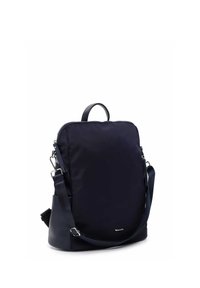 Mochila rectangular negra con asa superior, correa de hombro ajustable y herrajes de cremallera plateados, colocada en posición vertical sobre fondo blanco.