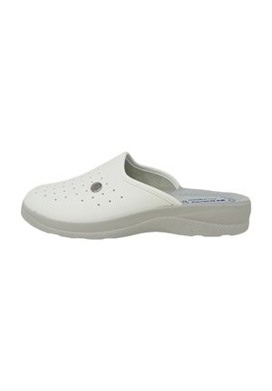 Zoccolo bianco slip-on con tomaia traforata, piccolo dettaglio logo rotondo e suola spessa e strutturata progettata per comfort e traspirabilità.