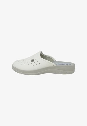 Zoccolo bianco slip-on con tomaia traforata, piccolo dettaglio logo rotondo e suola spessa e strutturata progettata per comfort e traspirabilità.