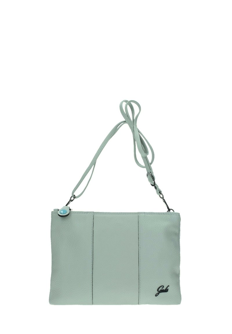Bolso de cuero verde claro con una textura suave, que presenta tres costuras verticales, una correa de hombro desmontable y un pequeño acento azul.