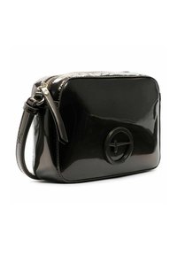 Schwarze Handtasche aus Lackleder in rechteckiger Form, mit Reißverschluss und einem kreisförmigen Logo-Akzent auf der Vorderseite. Verstellbarer Tragegurt inklusive.