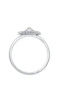 Bague en argent présentant un motif floral détaillé avec une perle centrale, un anneau lisse et des accents gravés sur le dessus.