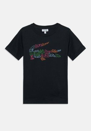 Zwart T-shirt met korte mouwen met een kleurrijk woordpatroon dat een krokodil vormt aan de voorkant en een ronde halslijn.