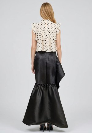 Outfitters Nation, FALDA LARGA SIRENA SATINADA CON VOLANTE Y FLOR - Falda larga - black