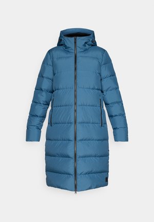 Vadderad huva kappan i tealblått med dragkedja fram, två sidofickor och elastiska detaljer på ärmarna för en figurnära look.