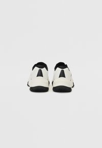 EA7 Emporio Armani Tenisové boty na všechny povrchy - white/black