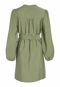 Grön skjortklänning med långa puffärmar, bälte i midjan och veck i ryggen. Slät, lättviktsmaterial med en lätt lyster.