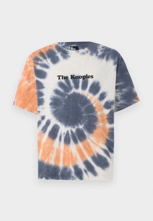 Puuvillane T-särk, millel on sinine, oranž ja valge tie-dye muster, ümar kaelus ja "The Kooples" logo musta värviga rinnaosas.