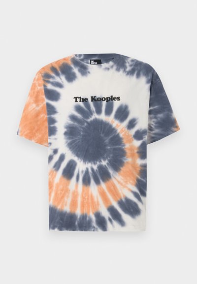 Kokvilnas T-krekls ar zilu, oranžu un baltu svītrojumu, ar apaļu izgriezumu un melnu "The Kooples" logo krūšu rajonā.
