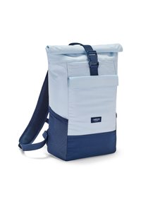 Rucsac cu închidere tip roll-top, de culoare albastră și bleumarin, fabricat dintr-un material rezistent, având sistem de închidere cu cataramă, bretele ajustabile și un buzunar lateral din plasă.