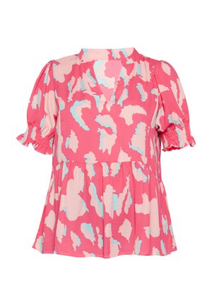 Růžová halenka se světle růžovým a modrým abstraktním vzorem, krátkými nafouknutými rukávy se žabičkovanými lemy a V-výstřihem s malým stojáčkem.
