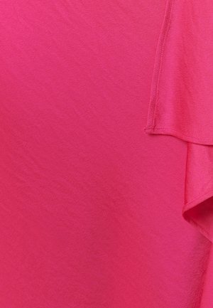 Felroze stof met zichtbare stiksels en een klein opgevouwen randdetail aan de rechterbovenkant.