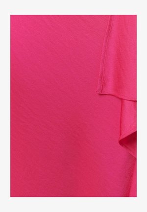 Felroze stof met zichtbare stiksels en een klein opgevouwen randdetail aan de rechterbovenkant.