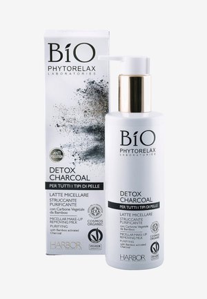 Detox-Kohle-Mizellenmilch in einer klaren Kunststoffflasche mit Pumpe, ausgestattet mit einem weißen Etikett mit schwarzem Text und goldenen Akzenten, entgiftende Eigenschaften.