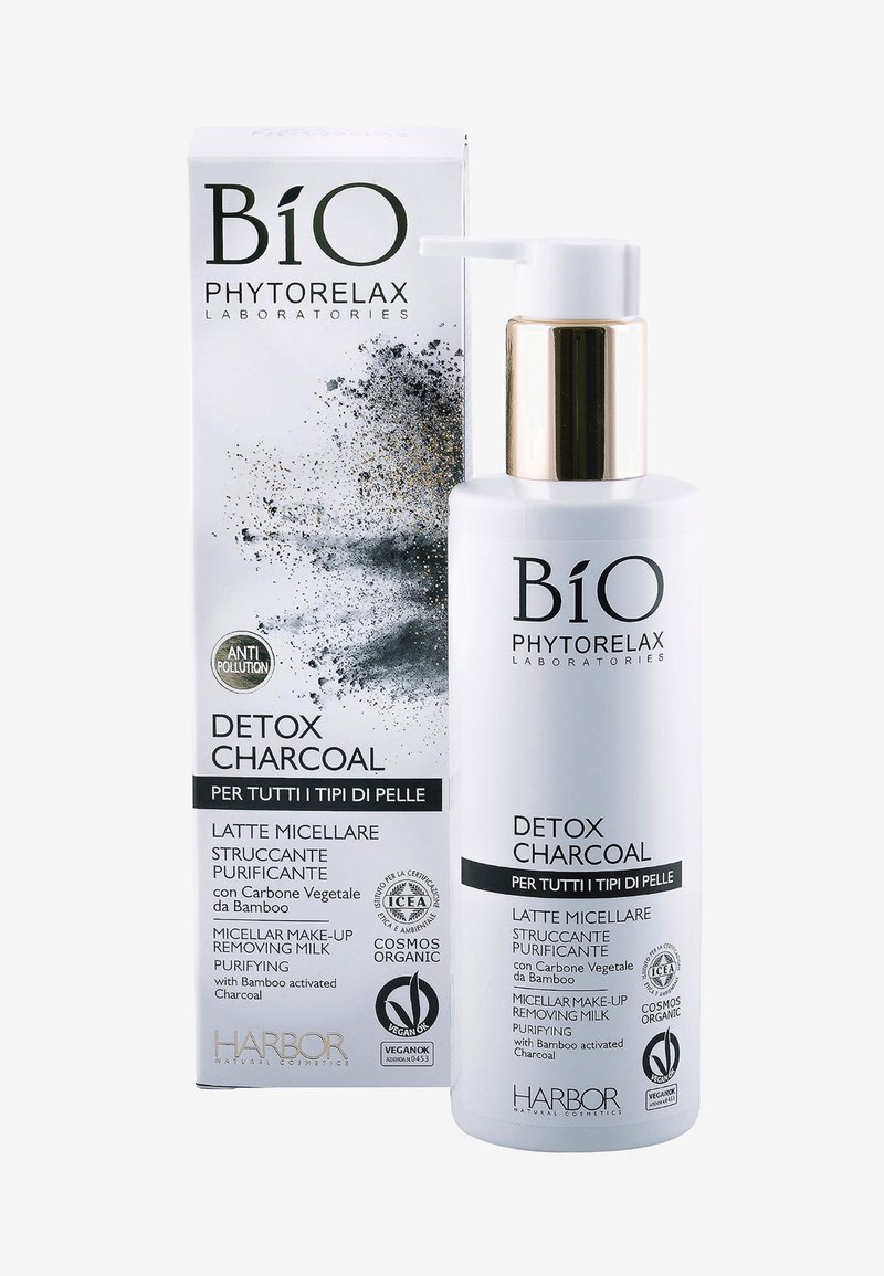 Detox Charcoal micellär mjölk i en klar plastflaska med pump, har en vit etikett med svart text och gyllene accenter, avgiftande egenskaper.