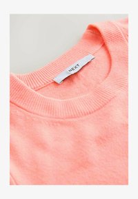 Unselected, fluro coral