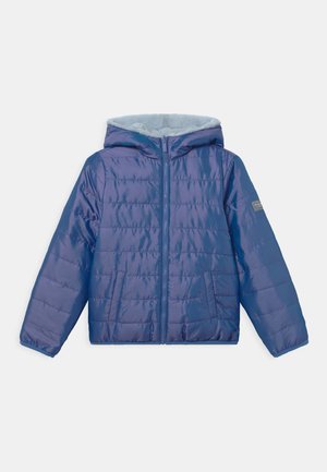 Veste rembourrée violette avec un zip à l'avant, des poignets élastiques et une capuche. Doublure douce bleu et deux poches latérales ; présente des détails cousus.