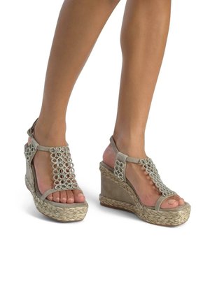 Infradito beige con zeppa, caratterizzati da una suola in juta intrecciata, decorati con un design in perline a T e una cinghia alla caviglia regolabile.