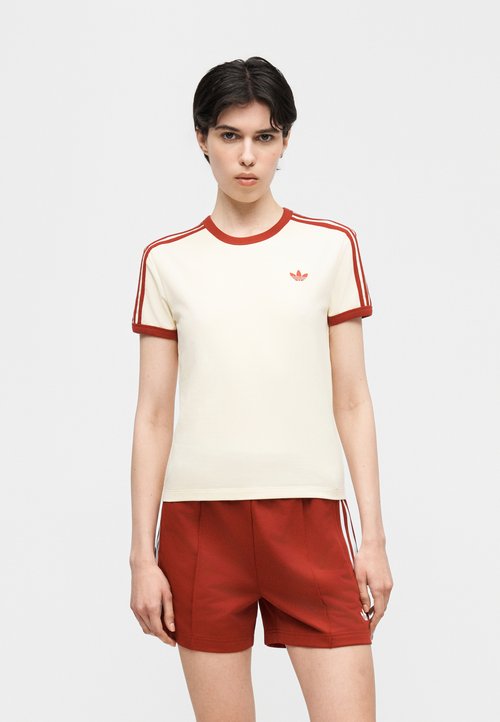 adidas SLIM T-SHIRT - Camiseta estampada - warm vanilla/team victory red — photo 3