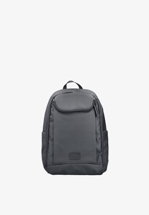 Sac à dos minimaliste noir avec poche supérieure zippée, poches latérales et poignée de transport sur fond blanc.