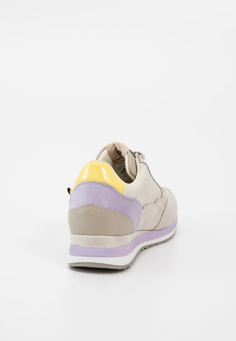 Sneaker in suede grigio con accenti viola e gialli, dotato di collarino imbottito e tallone testurizzato. Suola chiara con battistrada decorato.