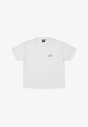 Camiseta de algodón blanca con mangas cortas, escote redondo y un pequeño diseño de firma bordado en el lado izquierdo del pecho.