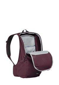 Zaino bordeaux con accenti grigi, presenta un compartimento principale e una tasca frontale con flap, spallacci testurizzati e un design elegante e strutturato.