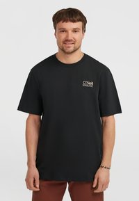 Sort bomulds T-shirt med korte ærmer, rund vej, der har et lille hvidt og guld logo på venstre brystområde. Enkelt, afslappet pasform.