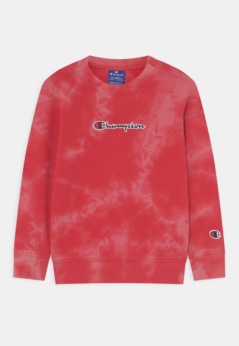 Sweatshirt tie-dye rouge avec des manches longues, un col ras du cou et un logo "Champion" brodé sur la poitrine et la manche. Texture de tissu douce.