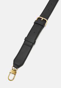 Černý pásek z umělé kůže se zlatě tónovanou kovovou přezkou a hardwarem. Má hladký povrch, prošívané hrany a nastavitelnou délku.