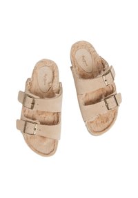 Bež natikače na slip-on s umjetnom krznom, dva podesiva remena i zlatnim kopčama. Mekana tekstura i dizajn s otvorenim prstima.