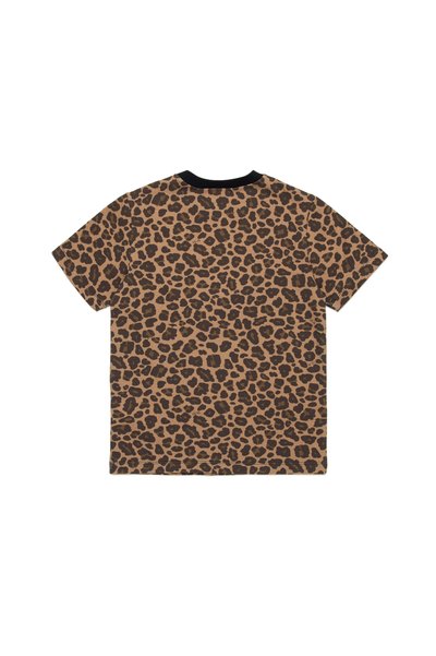 Brūna t-kreklu ar melnu leopardu rakstu. Īsas piedurknes, apaļa dekoltē ar melnu apdari. Mīksta auduma tekstūra.