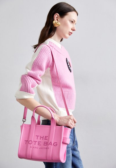 MARC JACOBS THE SMALL TOTE - Handväska - bow pink