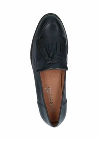 Chaussure en cuir noir avec un bout arrondi et des glands décoratifs à l'avant. L'intérieur est doublé d'un cuir marron lisse avec un logo de la marque.