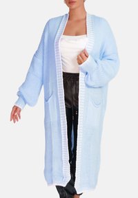 Hellblauer gestrickter Cardigan mit langen Ärmeln, offenem Vorderteil und gerippten Akzenten. Verfügt über zwei Fronttaschen und ein strukturiertes Muster.
