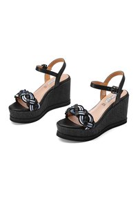 Sandali wedge neri con cinturino intrecciato caratterizzato da dettagli blu e bianchi; tacco in tessuto testurizzato; cinturino alla caviglia regolabile; design open toe.