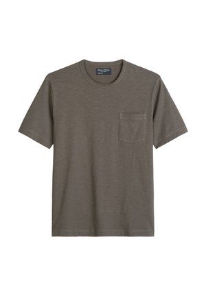 Korte mouwen bruine T-shirt met ronde hals en borstzak, gemaakt van een gestructureerde stof, weergegeven op een witte achtergrond.