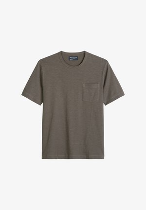 Brązowy T-shirt z krótkim rękawem i okrągłym dekoltem, z kieszenią na piersi, wykonany z fakturowanej tkaniny, przedstawiony na białym tle.