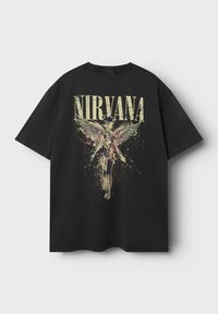 Sort t-shirt med et detaljeret grafisk print af en englefigur med vinger. "Nirvana" er fremtrædende vist i fed, vintage-inspireret skrifttype.