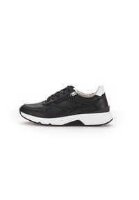 Baskets en cuir noir avec une semelle blanche, dotées d'un laçage, d'un détail zippé sur le côté et d'un accent de talon argenté contrastant.