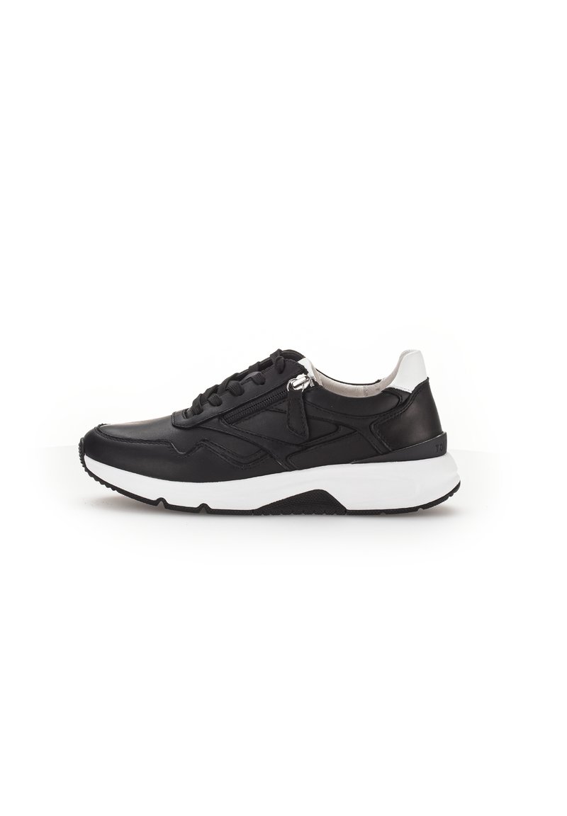 Baskets en cuir noir avec une semelle blanche, dotées d'un laçage, d'un détail zippé sur le côté et d'un accent de talon argenté contrastant.