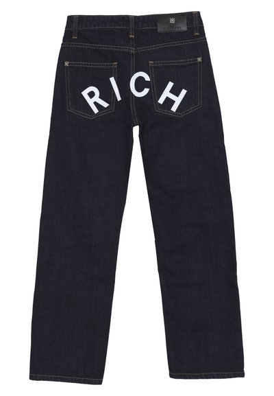 Jeans in denim blu scuro con lettering bianco "RICH" sulle tasche posteriori, design a gamba dritta, cuciture rinforzate e vita classica.