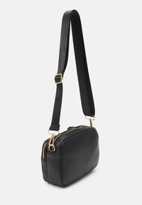 Borsa a tracolla in pelle nera con zip dorata, forma rettangolare, tracolla nera regolabile, texture liscia e design minimalista.